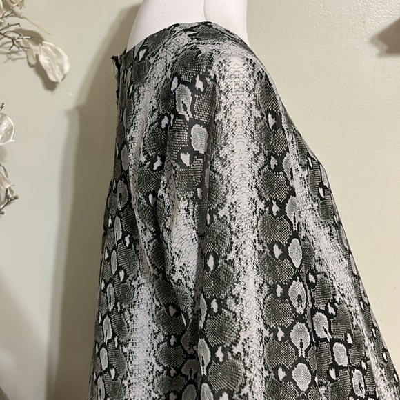 Show me your MUMU  Snake Print V-Neck Tunic - Picture 4 of 6